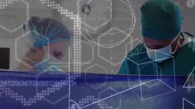 Cerrahi ekip uzuvlarını tutuyor ve cihaza dokunurken çalışıyor ve animasyon kaplamalarını gösteriyor. Tıbbi, yenilik, teknoloji, takım çalışması, klinik, fütüristik, sağlık