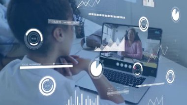 Uzaktan kumandalı iş görüşmesi yapan bir kadın ekranda bisiklet sürerken başını sallıyor. İşbirliği, dijital, analitik, profesyonellik, modern, odaklanma, bağlantı