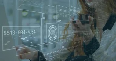 Diz üstü bilgisayara dokunan kadın analist akıllı telefonları kaldıran iş veri panellerini izliyor. Teknoloji, yenilik, analitik, dijital, fütüristik, iş dünyası, çalışma alanı