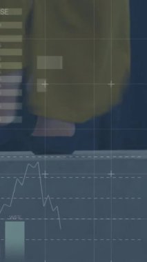 İş adamları üzerinde finansal veri işleme animasyonu. küresel iş, bağlantılar ve veri işleme kavramı dijital olarak oluşturulmuş video.