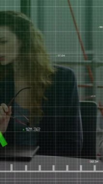 Ofiste dizüstü bilgisayarla tartışan kadın ve erkeğin istatistiksel veri işleme animasyonu. Bilgisayar arayüzü ve iş veri teknolojisi kavramı