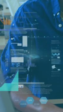 Kafkas işadamının ofisindeki finansal veri işleme animasyonu. Küresel hesaplama, dijital arayüz ve veri işleme kavramı dijital olarak oluşturulmuş video.