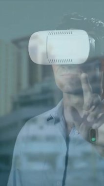 Siber saldırı uyarısı beyaz adamın şehir manzarası üzerinde video kulaklık kullanması. Küresel teknoloji, çevrimiçi güvenlik ve dijital arayüz kavramı dijital olarak oluşturulmuş video.