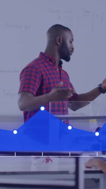 Çeşitli okul çocukları ve erkek öğretmenler üzerinde veri işleme animasyonu. Küresel eğitim, okul, bağlantılar, hesaplama ve veri işleme kavramı dijital olarak oluşturulmuş video.