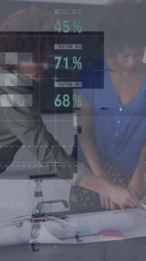 Ofisteki çeşitli iş adamları üzerinde finansal veri işleme animasyonu. Küresel finans, iş, bağlantılar, hesaplama ve veri işleme kavramı dijital olarak oluşturulmuş video.