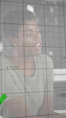 Ofisteki çeşitli iş adamları üzerinde finansal veri işleme animasyonu. Küresel finans, iş, bağlantılar, hesaplama ve veri işleme kavramı dijital olarak oluşturulmuş video.