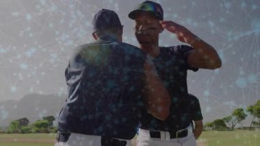 Beyzbol oyuncuları maç sonrası donanma oyuncusu sportmenliğini gösteren tokalaşma ve yumruk tokalaşmasını başlatıyor. Sporcular, yoldaşlık, takım çalışması, rekabet, spor, açık hava, birlik