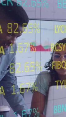 Ofisteki çeşitli iş adamları üzerinde borsa animasyonu. Küresel iş, bilgisayar ve dijital arayüz kavramı dijital olarak oluşturulmuş video.