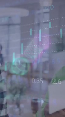 Siyahi bir kadın ve meslektaşları şirket ortamında mali konuları tartışıyorlar..