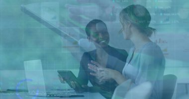 Ölçümleri analiz eden iki iş adamı konferans masasında tablet dizüstü bilgisayarla çizelgeleri inceliyor. Şirket, takım çalışması, veri, analitik, işbirliği, profesyonel, modern