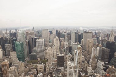 Çatıdaki HVAC birimleri ve nehir kıyısında yer alan gökdelenler vektör sanatında sergileniyor. Kentsel, ufuk çizgisi, modern, mimari, hava, şirket, şehir manzarası