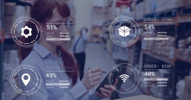 Stylus 'lu tablet, depo koridorlarında dijital simgelerle envanter taraması yapan kadın işçi. Teknoloji, lojistik, verimlilik, otomasyon, sanayi, girişim, işbirliği