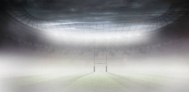 Sis dolu arenada düz dizayn rugby kale direkleri, projektörlerin altında çimen sahası. Stadyum, spor, yarışma, ışıklandırma, atmosfer, mimari, performans