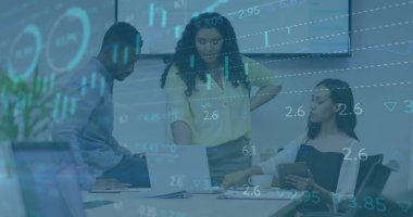 Verileri gözden geçirmek, konferans odasında, dizüstü bilgisayarda ve tablette mali tabletleri analiz eden üç işçi. İşbirliği, takım çalışması, analiz, yenilik, sunum, şirket, iş