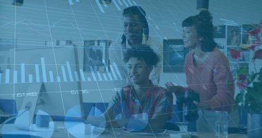 Ofis çalışma alanındaki masaüstü monitöründe çalışan üç iş arkadaşı, DSLR kamera, kahve kupası. İşbirliği, takım çalışması, modernlik, yaratıcı çalışma alanı, üretkenlik, kurumsal, profesyonel