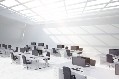 Bilgisayarlar ofisteki masalarda