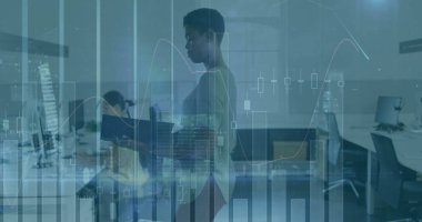 Ofiste kazak ve pantolon giymiş, elinde dosyalar olan bir meslektaşım var. Profesyonel, işbirliği, veri görselleştirme, çalışma alanı, modern, üretkenlik, kurumsal