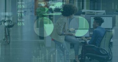 Spor ceketli kadınlar, monitörler, dizüstü bilgisayarlar ve bisikletle ofiste çizelgeleri analiz ediyorlar. Takım çalışması, yenilik, dijital, modern, üretkenlik, çalışma alanı, analitik