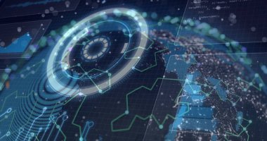 Kontrol merkezinde dönen holografik halka, ağ veri düğümleri, UI kod panelleri, 3 boyutlu Dünya ağı. Teknoloji, yenilik, görselleştirme, arayüz, siber güvenlik, dijital, fütüristik