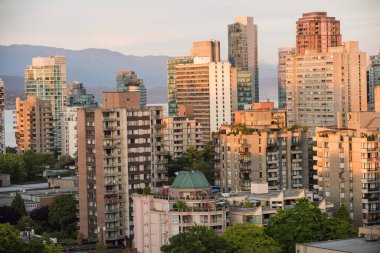 Gün batımı sırasında City'deki modern binalar