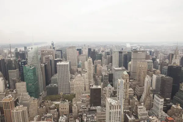 Çatıdaki HVAC birimleri ve nehir kıyısında yer alan gökdelenler vektör sanatında sergileniyor. Kentsel, ufuk çizgisi, modern, mimari, hava, şirket, şehir manzarası