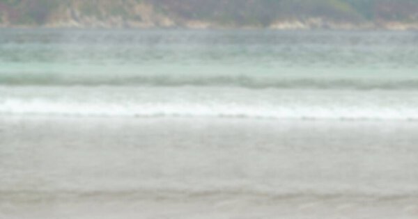 Волны, достигающие берега на пляже