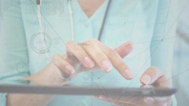 Steteskop takan ve tanı koyan veri grafikleri kullanan bir erkek doktor. Tıbbi, teknoloji, sağlık, yenilik, profesyonel, dijital, fütüristik