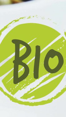 Masadaki kapari üzerinde biyolojik metin animasyonu. Diyet, sağlıklı yaşam tarzı ve dijital olarak üretilen gıda konsepti.