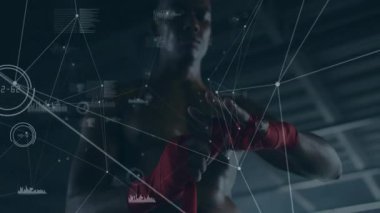 Erkek sporcu veri kaplamasını etkinleştiriyor, hazırlık için avuç içi ve bileğine kırmızı bir örtü takıyor. Sporcu, performans, odaklanma, güç, hassasiyet, dijital, teknoloji