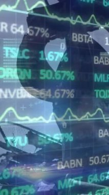 Akıllı telefon kullanan beyaz iş adamının finansal veri işleme animasyonu. Küresel iş bağlantıları dijital arayüz ve teknoloji konsepti dijital olarak oluşturulmuş video.