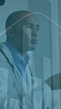 Finansal veriler ve bar grafik animasyonu, ofiste tartışan çeşitli profesyoneller. Finans, iş, analitik, takım çalışması, işbirliği, tartışma