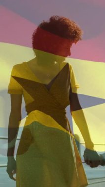 Okyanus kıyısında yürüyen, Gana bayrağı animasyonu ile anne ve çocuğu. Aile, ebeveynlik, bağlılık, plaj, seyahat, keşif