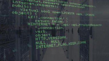 Okuma döngüsü ile tetiklenen yeşil kod, geometri rutinlerini ortaya çıkaran veri koridorunun üzerinde kaydırıyor. Siber güvenlik, veri, teknoloji, dijital, ağ, programlama, yenilik