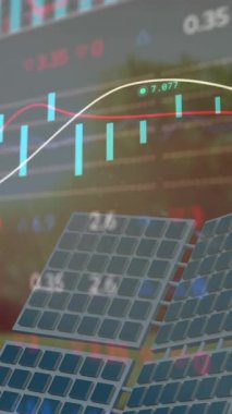 Güneş paneli ve manzara üzerinde veri işleme animasyonu. Küresel teknoloji ve dijital arayüz konsepti dijital olarak oluşturulmuş video.