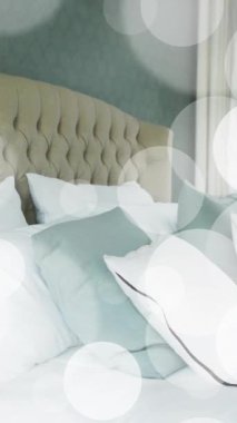 Boş yatak odasının üzerinde beyaz noktaların animasyonu. Yaşam tarzı, ev ve dijital arayüz kavramı dijital olarak oluşturulmuş video.