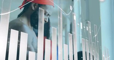 Olgun bir adam mutfakta durmuş teknoloji animasyonlarını analiz ediyor ve bandanayı ayarlıyor. Profesyonel, modern, parlak, analitik, anlayışlı, odaklanmış, çağdaş