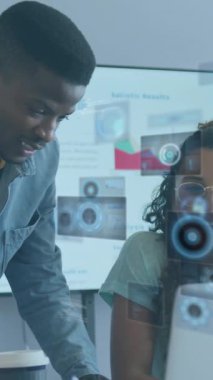 Çeşitli takımlar dijital veri işleme animasyon örtüsüyle iş birliği yapıyor. Takım çalışması, işbirliği, teknoloji, yenilik, iş dünyası, veri güdümlü