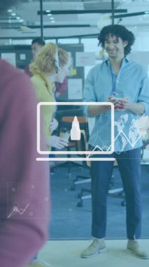 Ofiste tartışan bir grup farklı meslektaşla istatistiksel veri işleme animasyonu. Bilgisayar arayüzü ve iş veri teknolojisi kavramı