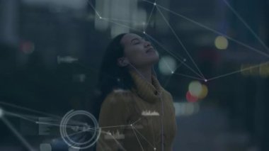 Beyaz kulaklıkları büyüten ve ayarlayan bir kadın ve akıllı semer takan bir kadın teknoloji ağı kuruyor. Futuristik, bağlantı, dijital, sağlık, yaşam tarzı, modern, yenilik