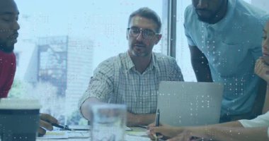 Olgun erkek, iş incelemesi için dizüstü bilgisayarda notlarla yazı yazan bir ekip kuruyor. İşbirliği, takım çalışması, şirket, tartışma, strateji, yenilik, profesyonel