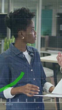 Değişik erkek ve kadın meslektaşların gündelik ofiste tartıştıkları grafik işlemlerinin animasyonu. Ağ, veri, dijital arayüz, iş ve iletişim, dijital olarak oluşturulmuş video.