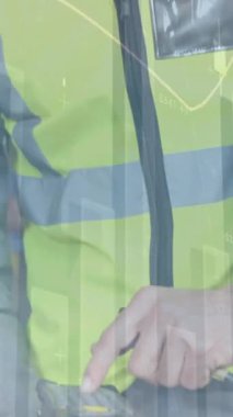 Depoda çalışan adamın istatistik ve mali veri işleme animasyonu. küresel gönderim ve bağlantılar konsepti dijital olarak oluşturulmuş video.