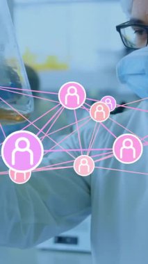 Ağ bağlantıları animasyon örtüsü olan laboratuvardaki bilim adamı sıvıyı inceliyor. Bilim, laboratuvar, araştırma, teknoloji, yenilik, analiz