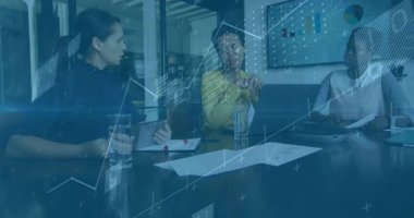 Masada sol tablet ile işbirliği yapan iş ekibi, masadaki animasyon çizelgeleri. İşbirliği, takım çalışması, veri analizi, profesyonel, iş toplantısı, modern ofis, yenilik