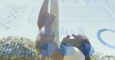 İp tutan ve fitness antrenmanında tırmanan erkek sporcu dijital çubuk grafiklerini güncelliyor. Atletik, kararlılık, güç, açık hava, dayanıklılık, eğitim, aktif