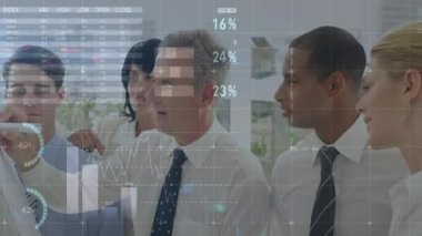 Takım analizi için iş haritaları ve haritaları gösteren şeffaf ekran üzerindeki sunucu tıklama stili. İşbirliği, yenilik, fütüristik, analitik, kurumsal, stratejik, profesyonel