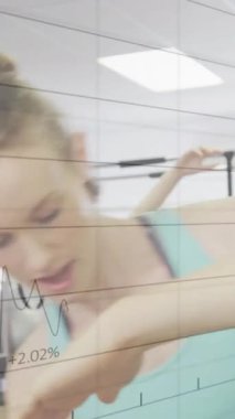 Spor salonunda, finansal veri işleme animasyonlarıyla egzersiz yapan kadınlar. Fitness, egzersiz, analiz, teknoloji, sağlık, finans