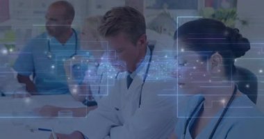 Kıdemli hekim, tıbbi toplantıda eğiliyor, çizelgeleri ve verileri inceliyor ve animasyonları etkinleştiriyor. İşbirliği, profesyonellik, sağlık, dijital, istihbarat, takım çalışması, tartışma