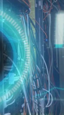 Beyaz erkek çalışanın sunucu odasında veri işleme animasyonu. küresel iş ve dijital arayüz kavramı dijital olarak oluşturulmuş video.