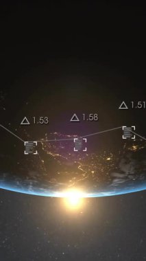 Dünya üzerinde harita işleme verilerinin animasyonu ve uzayda güneş. Veri, dijital arayüz, bağlantı, işleme ve küresel iletişim, dijital olarak oluşturulmuş video.